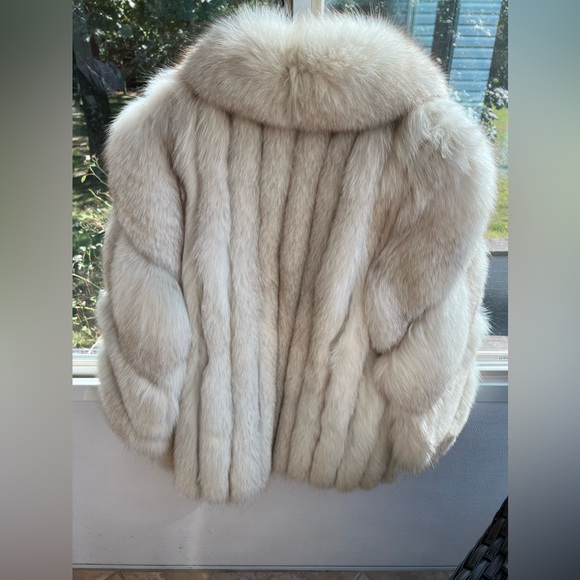 SOLD SOLD SOLD Women Saga Fox Coat - Picture 3 of 9